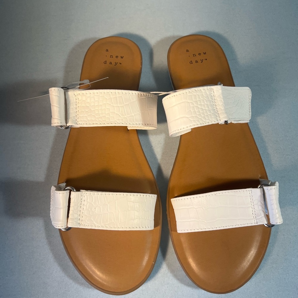 Illiana sandals brad new!